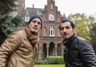 Koslowski & Haferkamp – ARD HEITER BIS TÖDLICH - KOSLOWSKI & HAFERKAMP, neue Vorabendserie mit (16 Folgen), Folge 7, "Lug und Trug" Uhr im ERSTEN. Martin Koslowski (Sönke Möhring, l.) und Hasan Haferkamp (Tim Seyfi, r.) sind sich sicher, dass mit Tinas Internetbekanntschaft etwas faul ist und machen sich auf den Weg zu Bengs' Villa.