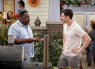 The Neighborhood – Calvin Butler (Cedric the Entertainer, l.); Dave Johnson (Max Greenfield, r.)