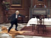 Dinner for One – Freddie Frinton spielt den Butler James.