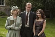 Father Brown – Charlotte McKinley (Lizzy McInnerny, l.), Victor McKinley (Andrew Havill, M.) und Selina McKinley (Poppy Drayton, r.) fühlen sich in ihrem Haus nicht mehr sicher. Ein mysteriöser Geist treibt dort sein Unwesen.