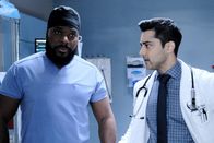 Atlanta Medical – Dr. AJ Austin (Malcolm-Jamal Warner, l.); Dr. Devon Pravesh (Manish Dayal, r.)