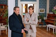 Sturm der Liebe – Christoph (Dieter Bach, l.) will Ariane das Beweismaterial gegen Paul (Sandro Kirtzel, r.) und ihn abnehmen.