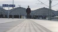 Checker Tobi – Tobi steht an einem Außengleis des Leipziger Hauptbahnhofs