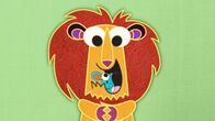 Unser Sandmännchen – Auf der Patchwork-Schmusedecke gibt es ganz viele Tiere. Heute hat der Löwe auf der Schmusedecke ein Problem. Er kann nicht Brüllen. Gut, dass die Maus ihm zur Hilfe kommt.
