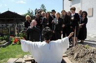 Vier Frauen und ein Todesfall – (v.li.) Siegfried Walther (Zeilinger), Michael Ostrowski (Franzi), Miriam Stein (Pippa), Adele Neuhauser (Julie), Brigitte Kren (Maria), Martina Poel (Sabine), Brigitte Jaufenthaler (Frau Bürgermeister).