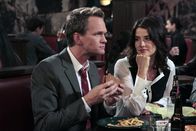 How I Met Your Mother – Robin (Cobie Smulders, r.) versucht, die Hummertherapie bei Barney (Neil Patrick Harris, l.) anzuwenden, während Ted als Babysitter aushilft ...