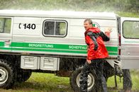 Der Bergdoktor – Hans (Heiko Ruprecht) und der Rest der Bergwacht sind ausgerückt, um die junge Familie Wedekind aus dem Gewitter zu holen.