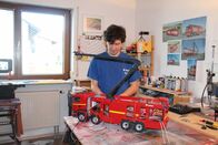 Die Modellbauer - Das Duell – Hobbyists Kevin have chosen a real high-tech vehicle: the SLF 4000/250 special fire-fighting vehicle in 1:14 scale.