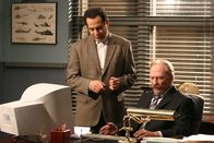 Monk – Gemeinsam mit Captain Leland Stottlemeyer (Ted Levine, r.) versucht Monk (Tony Shalhoub), die Unschuld von Pablo Ortiz an dem Mord des Models zu beweisen. Schwieriger als gedacht, denn die Beweislast ist erdrückend ...