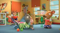 Pip und Posy – Pip und Posy üben den großen Auftritt mit ihren Kuscheltieren.