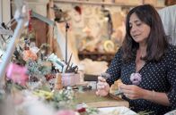 GEO Reportage – Blumenkünstlerin Séverina Lartigue in ihrem Atelier in der Normandie: Sie arbeitet für die Giganten der Modebranche.