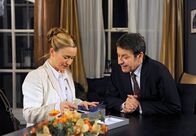 Rote Rosen – ARD ROTE ROSEN FOLGE 993 Uhr im ERSTEN. Caroline (Birgit Würz, l.) und Gunter (Hermann Toelcke, r.) schauen zusammen alte Fotos an.