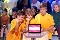 1, 2 oder 3 – Das Rateteam aus Wien/Österreich grübelt über eine von Eltons kniffligen Fragen.
