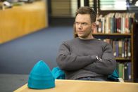 Community – Jeff (Joel McHale) und die Lerntruppe erfahren einige pikante Geheimnisse voneinander, als sie sich nach Pierces Tod einem Lügendetektor und einer Fragerunde stellen müssen ...