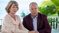 Death in Paradise – Joanna (Samantha Bond) und Neil (Steve Pemberton) trauern um ihre ermordete Tochter Tamsin.