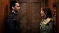 Stardust Hotel – Die erste gemeinsame Fahrt im Aufzug ist für Adam (David Brizzi) und Nia (Vanessa Loibl) erstaunlich abenteuerlich.