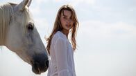 Immenhof - Das große Versprechen – Immenhof – Das grosse Versprechen Fürchtet um den traumatisierten Cagliostro: Leia Holtwick als Lou Copyright: SRF/LEONINE Studios