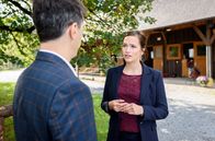 Sturm der Liebe – Eva (Uta Kargel, r.) sucht im Gespräch mit Robert (Lorenzo Patané, l.), nach einer Erklärung für Christophs Verhalten.