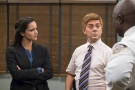 Brooklyn Nine-Nine – Amy Santiago (Melissa Fumero, l.); Charles Boyle (Joe Lo Truglio, r.)