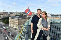 Das Traumschiff – Als Entschuldigung für seine Abwesenheit hat Andreas (Ann Cathrin Sudhoff) Mann ihr einen exklusiven Touristenführer organisiert. Nicht ahnend, dass sich zwischen ihr und Björn (Knud Riepen) eine bittersüße Romanze entwickelt.