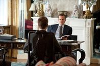 Suits – Obwohl Mike Ross (Patrick J. Adams, l.) keinen Abschluss hat, beeindruckt er Harvey Specter (Gabriel Macht, r.) mit seinem Talent – und erhält den Job. Doch seine Lüge droht beide schon bald in Schwierigkeiten zu bringen.
