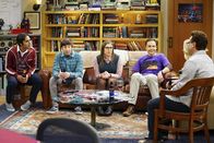 The Big Bang Theory – Unstimmigkeiten belasten die Freundschaft zwischen (v.l.n.r.) Raj (Kunal Nayyar), Howard (Simon Helberg), Amy (Mayim Bialik), Sheldon (Jim Parsons) und Leonard (Johnny Galecki) ...