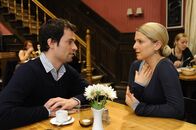 Anna und die Liebe – Anna (Jeanette Biedermann, r.) fällt aus allen Wolken, als Steve (Peter Windhofer, l.) ihr seine Liebe gesteht und ihr klar macht, dass er nur fest mit ihr zusammen sein könne oder gar nicht.