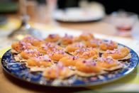 Zu Tisch ... – Kalix-Kaviar - traditionell auf Tunnbröd (dünnes Brot), mit roten Zwiebeln garniert