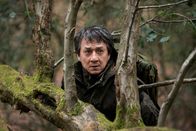 The Foreigner – Quan Ngoc Minh (Jackie Chan) muss es mit vier bewaffneten Verfolger aufnehmen, die im Wald nahe von Hennessys Landsitz Jagd auf ihn machen.