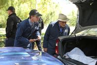 Navy CIS – Suchen am Tatort nach Hinweisen: Ducky (David McCallum, r.) und Jimmy (Brian Dietzen, l.) ...