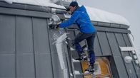 SMS - Schwanke meets Science – Eis und Schnee gehören zum Arbeitsalltag des Geophysikers Dr. Till Rehm, der für das reibungslose Funktionieren der unzähligen Messgeräte zuständig ist.