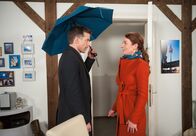 Rote Rosen – ARD ROTE ROSEN FOLGE 1984 Uhr im ERSTEN. Carla (Maria Fuchs, r.) ist peinlich berührt von dem Kuss mit Maurice (Johannes Brandrup, l.). Sie ist doch glücklich mit Torben verheiratet …!