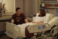 How I Met Your Mother – Barney nimmt Marshall mit in einen Strip-Club - allerdings gegen dessen Willen. Denn immer wenn Marshall (Jason Segel, l.) eine schmutzige Fantasie hat, muss er sich gleichzeitig vorstellen, dass Lily (Alyson Hannigan, r.) verstorben ist ...