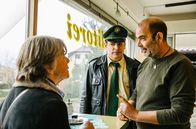 Hubert ohne Staller – Riedl (Paul Sedlmeir, l.) ist beeindruckt von der resoluten Theresa Zaindl (Kathi Leitner, r.).Yazid (Hannes Ringlstetter, r.) kennt gut, sie kommt zu festen Zeiten ins Kaffee.