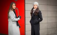 Elementary – Während Watson (Lucy Liu, r.) damit zurechtkommen muss, dass ihre Klientin Lin Wen (Samantha Quan, l.) ihre Halbschwester ist, werden sie und Holmes zu einem neuen Fall gerufen: Ein junges Mädchen wurde ermordet, deren Selfie in einer Ausstellung aushängt ...