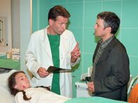 In aller Freundschaft – Dr. Roland Heilmann (Thomas Rühmann, li.) erklärt Thomas Paul (René Hofschneider), dass eine Operation von Lara (Maria Kühnel) unumgänglich ist.