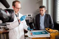 P.M. Wissen – Die dunkle, elektrisch leitfähige Tinte wird im Siebdruckverfahren auf spezielles Papier gebracht. Dr. Francesco Greco, TU Graz (rechts) mit Teammitglied Kirill Keller (links).
