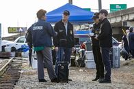Navy CIS: New Orleans – Wollen einen Helden in der Not aufspüren, der laut seiner Fingerabdrücke ein vor Jahren in Afghanistan entführter Soldat ist: Loretta (CCH Pounder, l.), Pride (Scott Bakula), Brody (Zoe McLellan, 2.v.r.) und LaSalle (Lucas Black, r.) ...