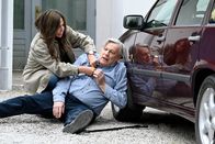 Frühling – Katja Baumann (Simone Thomalla, l.) reagiert blitzschnell, als Franz Lechner (Hannes Hellmann, r.) erste Hilfe benötigt.