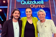 Quizduell-Olymp – Moderatorin Esther Sedlaczek (M.) mit den Kandidaten des Teams "Reim": Julian Reim (l.) und Matthias Reim (r.).