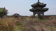 Lost Places – Am Eingang des herrschaftlichen Gebäudekomplexes des ehemaligen Diktators von Zaire steht eine chinesische Pagode. Der Erbauer Mobutu Sese Seko hat keine Kosten gescheut.