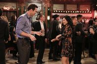 9JKL – Andrew (David Walton, Mitte l.); Eve (Liza Lapira, Mitte r.)