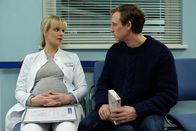 In aller Freundschaft – Überraschend taucht Jenne Derbeck (Patrick Kalupa) in der Sachsenklinik auf. Er weiß sofort, dass er der Vater von Lea Peters (Anja Nejarri) ungeborenem Kind ist. Verzweifelt sucht Jenne nach einem Weg Lea zu erweichen, doch diese blockt jeden Gedanken an eine gemeinsame Familie ab.