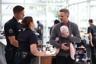 The Rookie – Officer Lucy (Melissa O'Neil, M.) und Tim (Eric Winter, l.) suchen bei Staatsanwalt Wesley (Shawn Ashmore, r.) rechtlichen Rat, als dieser zufällig mit seinem Kind auf der Polizeistation vorbeikommt.
