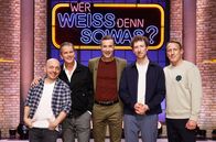 Wer weiß denn sowas? – moderator und Schauspieler Louis Klamroth (2.v.r.). Dieses Motiv kann auch im Hochformat angefordert werden. Weitere Motive auf Anfrage.