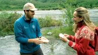 Wunderschön! – Nationalparksgeologe Pål (l) zeigt Tamina Kallert Eis aus der Wikingerzeit.