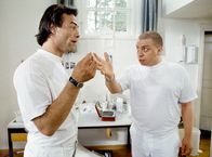 Tatort – Ballauf (Klaus J. Behrendt,links) hat sich in die Klinik von Dr. Dernheim eingeschmuggelt. Er will den Pfleger Freimuth (Armin Rohde) zum Sprechen bringen und setzt ihn mit einer Morphium-Ampulle unter Druck, die Freimuth aus dem Medikamentenschrank entwendet hat.