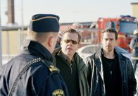 Mankells Wallander – Kommissar Wallander (Krister Henriksson, Mitte) und sein Kollege Stefan Lindman (Ola Rapace, rechts) verfolgen eine Spur, die 25 Jahre in die Vergangenheit zurückweist.