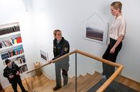 Tatort – Julia Ritter (Susanne Wuest, rechts) hat die Polizei gerufen, weil sie in ihrer Wohnung Spuren eines Einbruchs gefunden hat. Aber nichts davon ist eindeutig beweisbar, deshalb kann Polizeibeamtin Brigitte Köhler (Melanie Straub) ihr nicht weiterhelfen.
