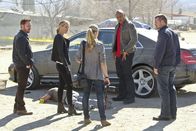Navy CIS: L.A. – Versuchen gemeinsam, einen Fall zu lösen: (v.l.n.r.) Dave (Scott Grimes), Paris (Kim Raver), Claire (Gillian Alexy), Sam (LL Cool J) und Callen (Chris O'Donnell) ...